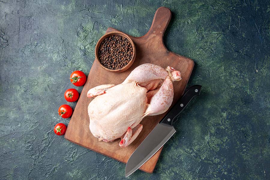 新鲜生鸡肉配红色西红柿在深蓝色背景厨房餐动物照片食品鸡肉彩色农场
