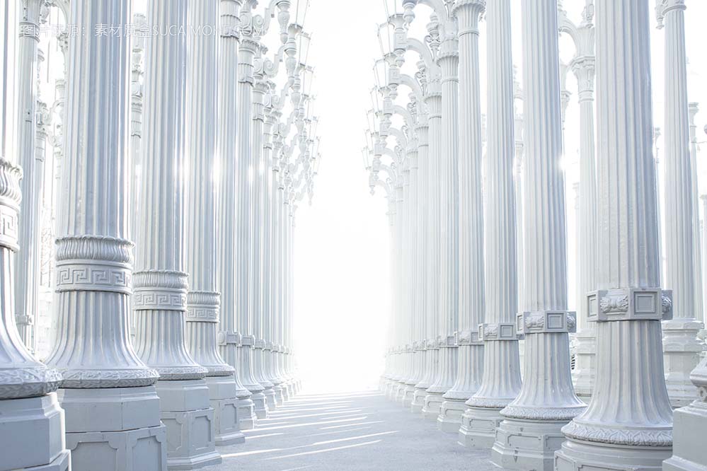 令人印象深刻的白色柱子建筑，中央路径和光线流入