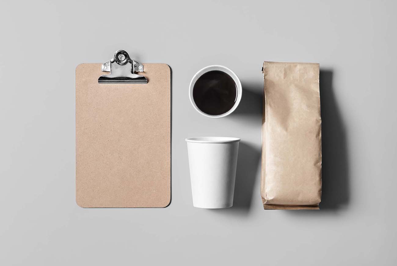 咖啡杯咖啡豆包装袋和写字板空白样机PSD源文件