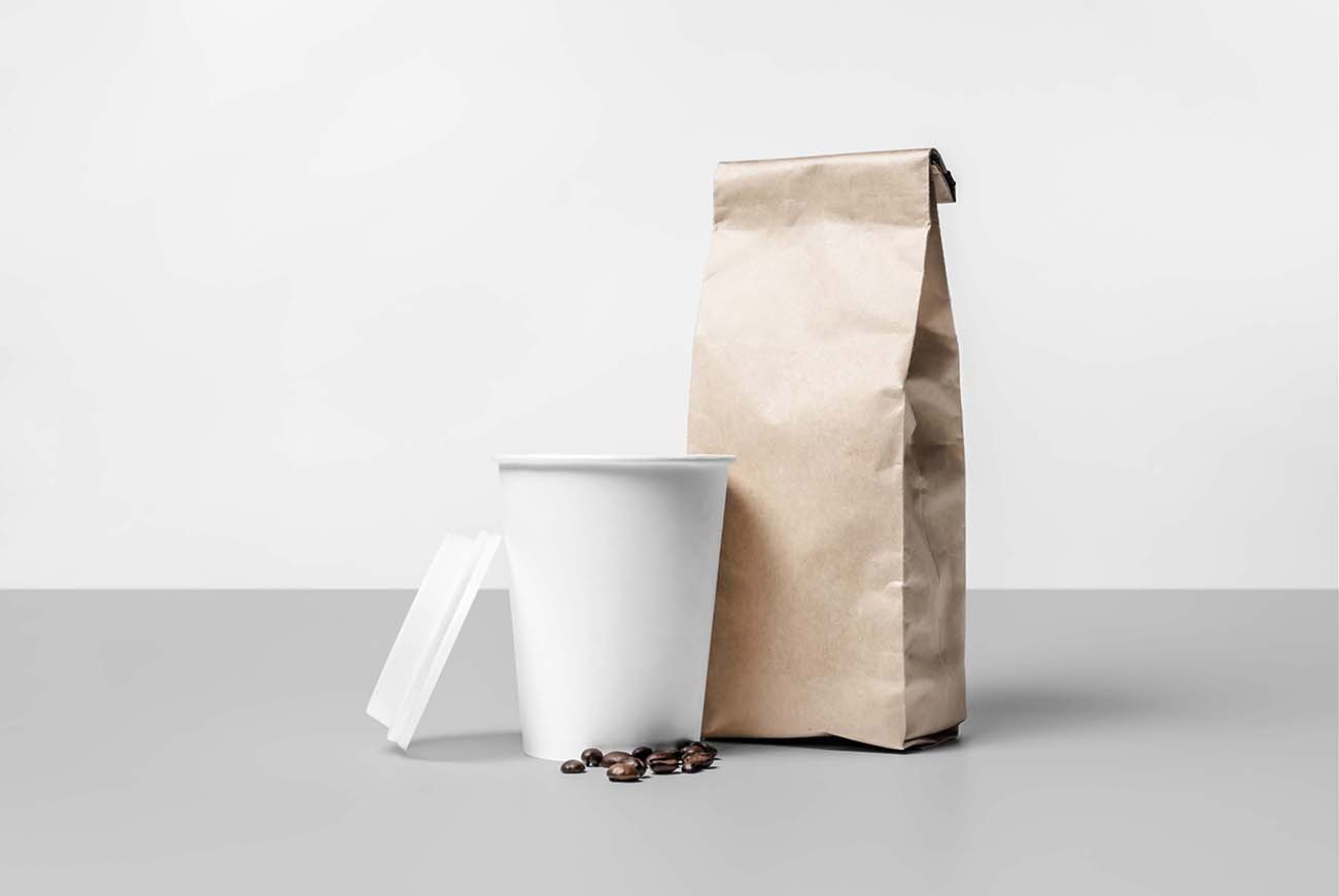 竖立的咖啡纸杯和咖啡豆包装袋样机PSD源文件