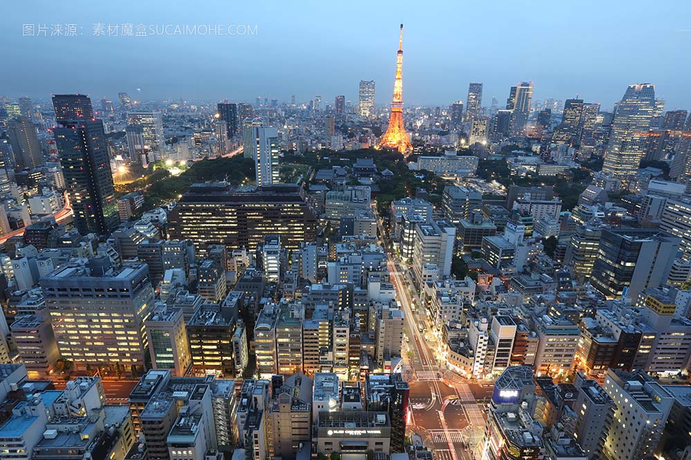 空中无人机在东京港区芝公园区的黄昏拍摄，东京塔点亮