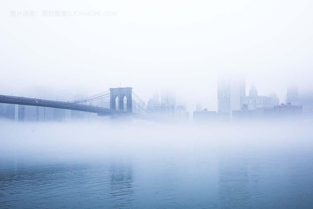 被雾覆盖的纽约布鲁克林大桥