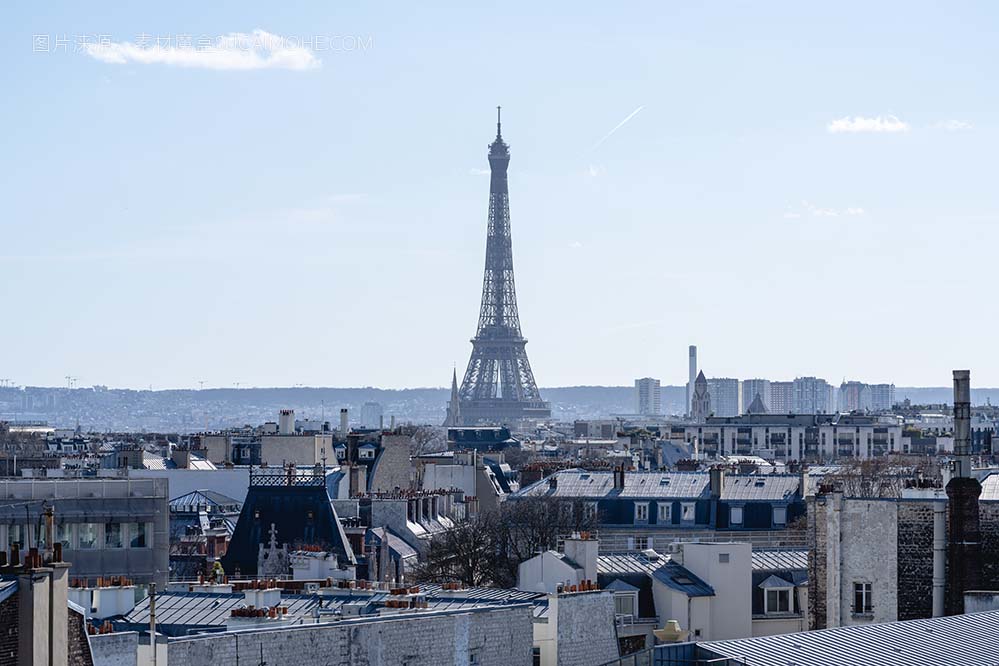 法国巴黎阳光下被建筑物包围的埃菲尔铁塔
