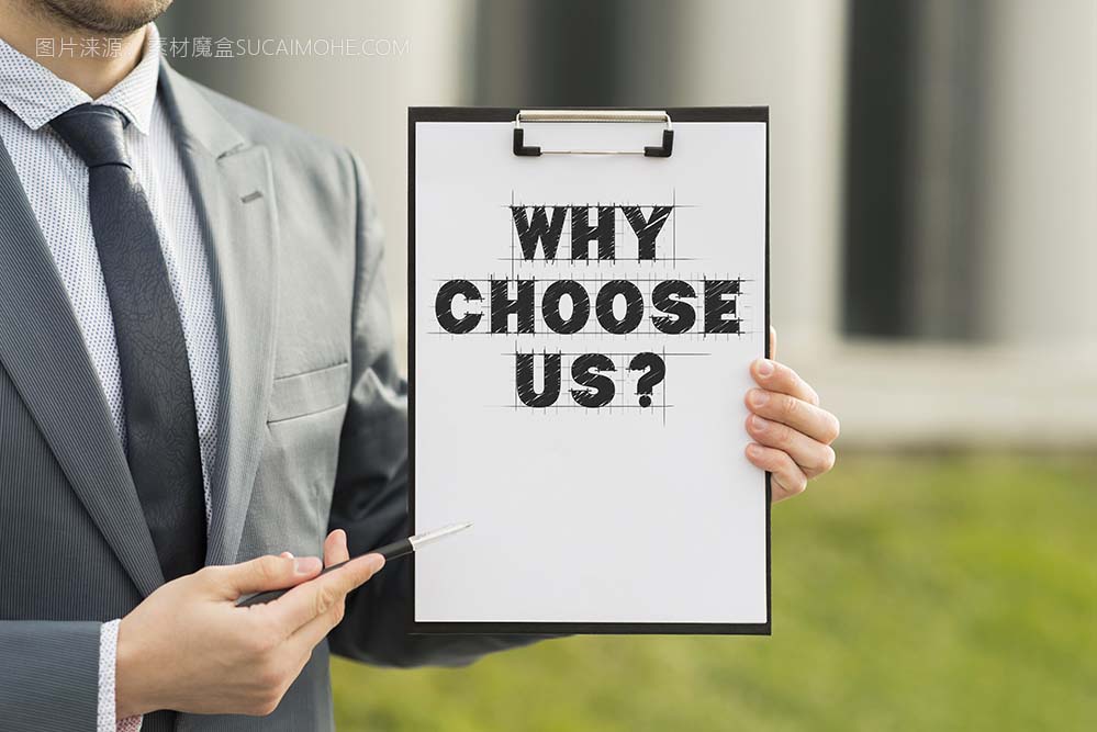 为什么拿着剪贴板与为什么选择我们的商人问题business-man-holding-clipboard-with-why-choose-us-question