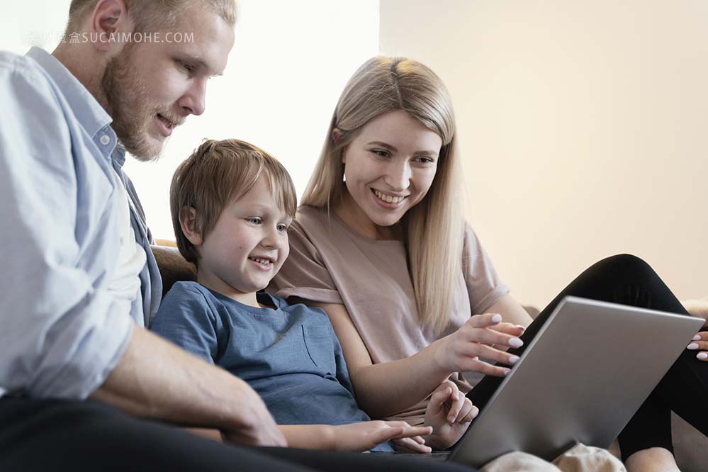 在家父母和孩子用笔记本电脑学习照片close-up-parents-kid-with-laptop