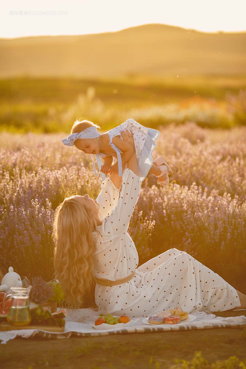 母亲带着小女儿在薰衣草田地上。美丽的女人和可爱的宝宝，在草地上玩耍。家庭假期在夏季