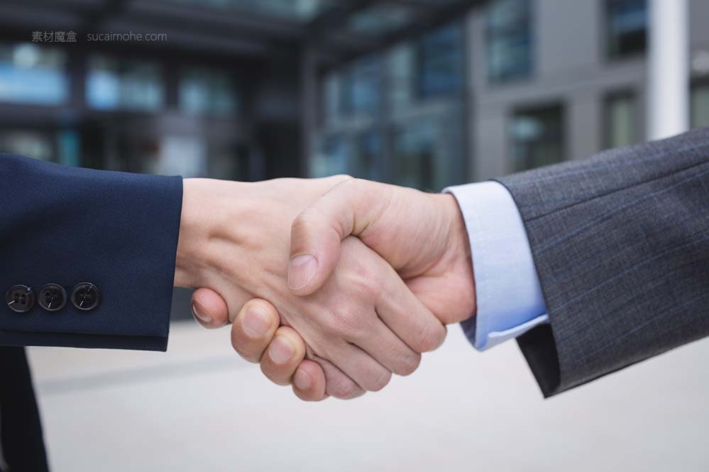 商人握手businesspeople-shaking-hands