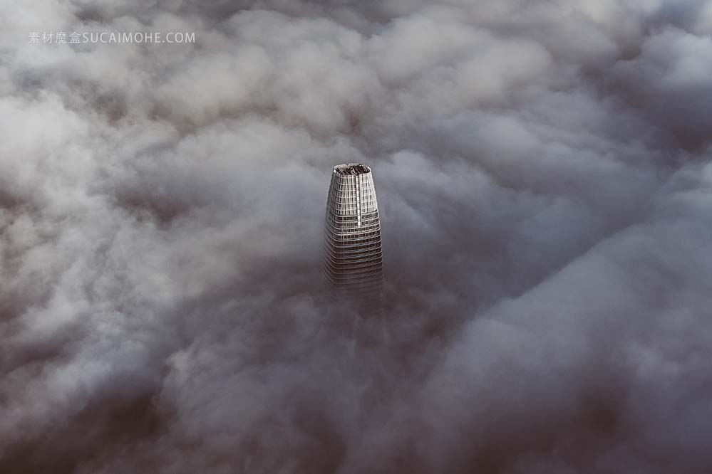 旧金山最高的建筑物被云层笼罩top-tallest-building-san-francisco-enveloped-with-clouds