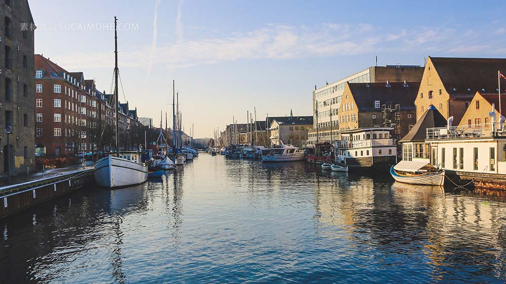 丹麦哥本哈根克里斯蒂安哈文建筑附近的宽射艇在水中航行wide-shot-boats-body-water-near-buildings-c