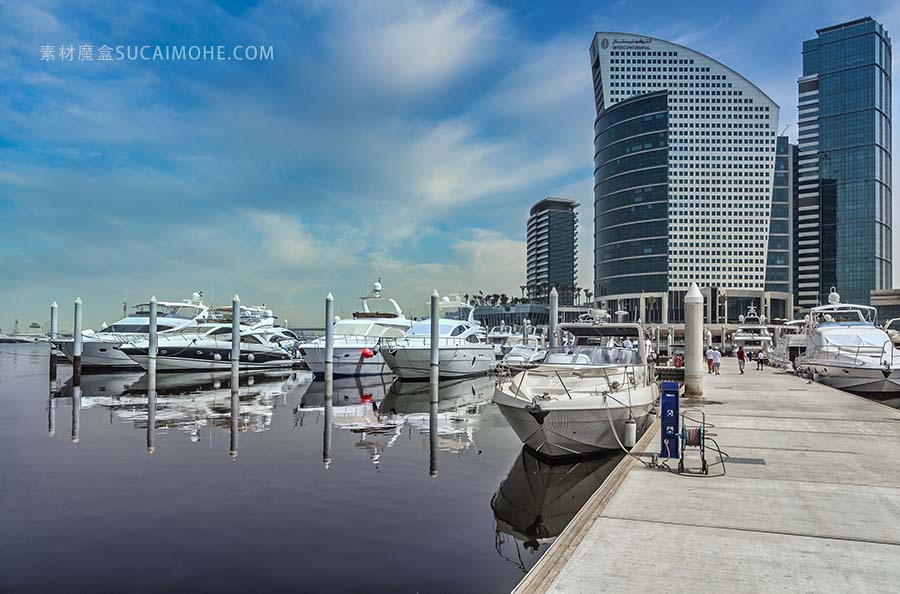 迪拜港口在湛蓝的天空下harbor-dubai-clear-blue-sky