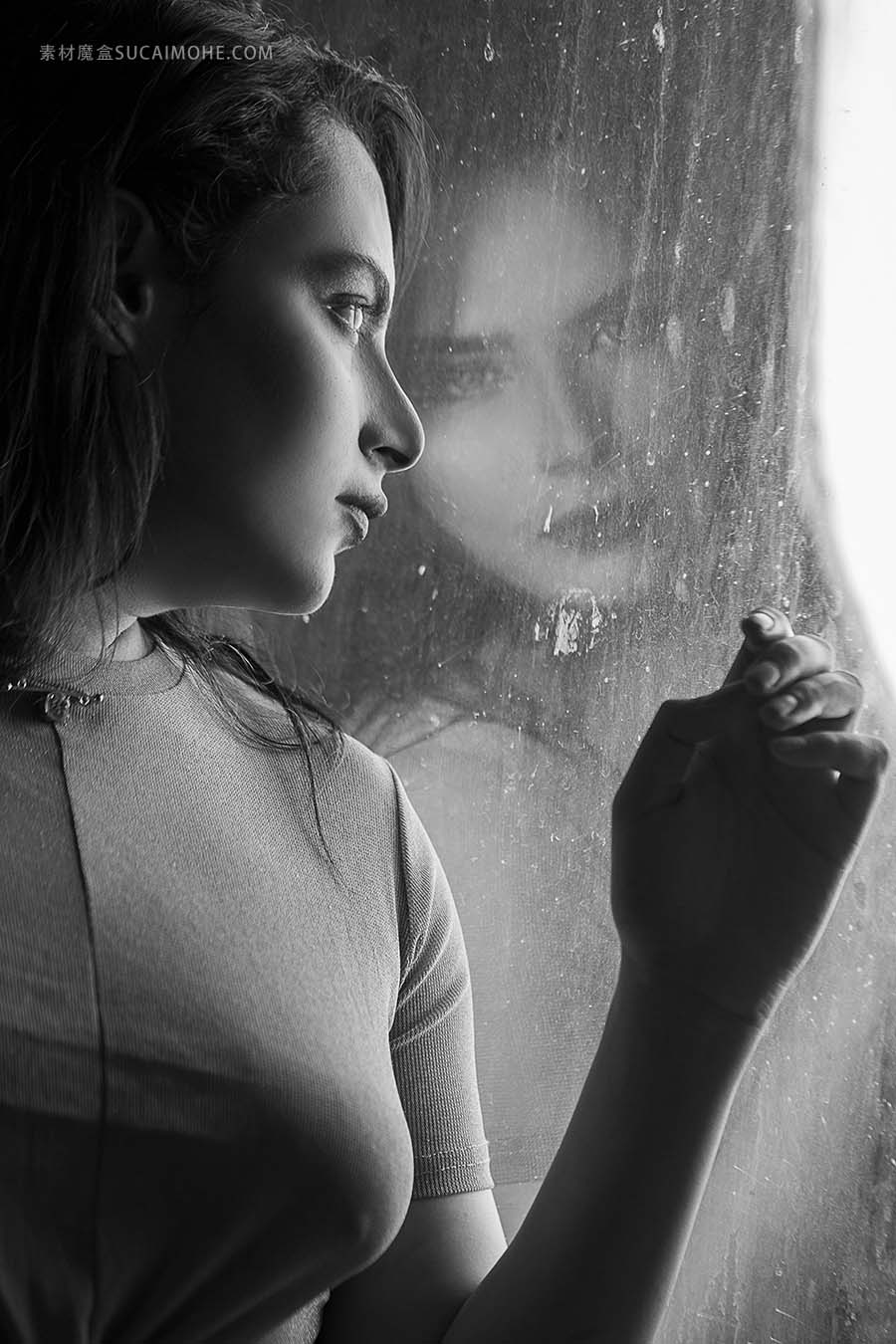 女人在窗口望着雨中，黑白照片woman-window-looking-rain-black-white-photo