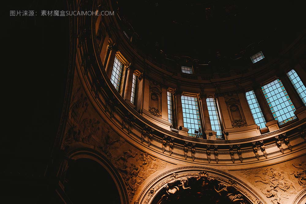低角度拍摄教堂内部与迷人的中世纪艺术