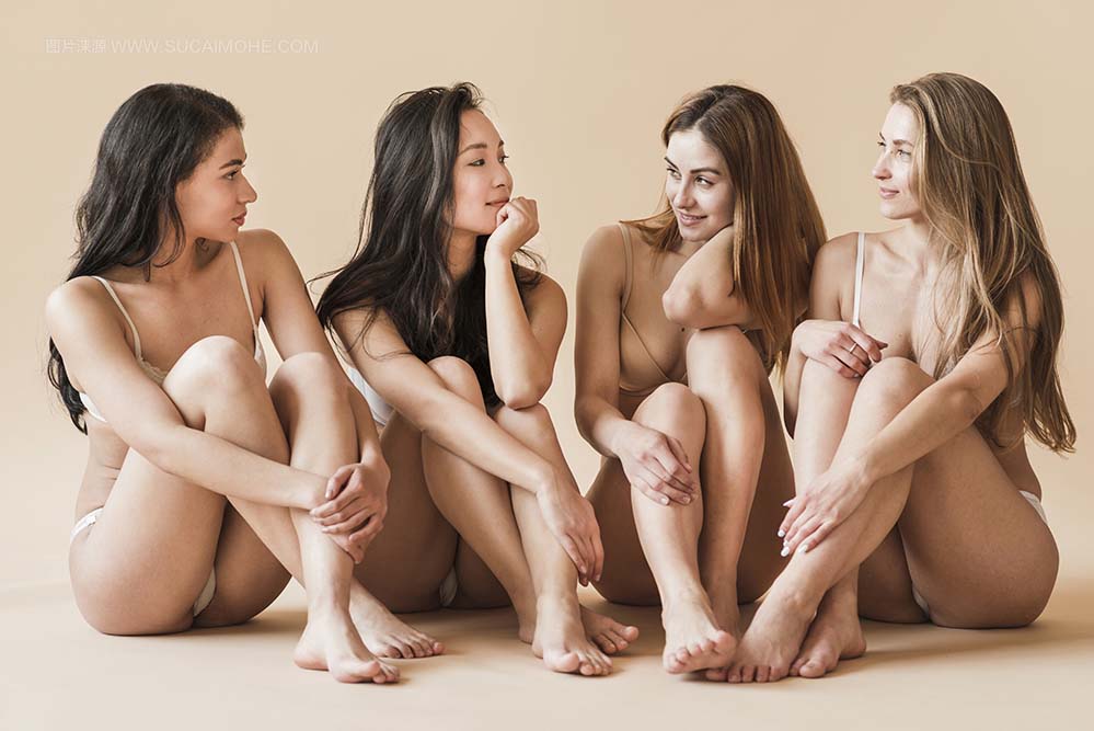 一群坐在地板上的内衣的年轻开朗妇女照片group-young-cheerful-women-underwear-sitting-floor