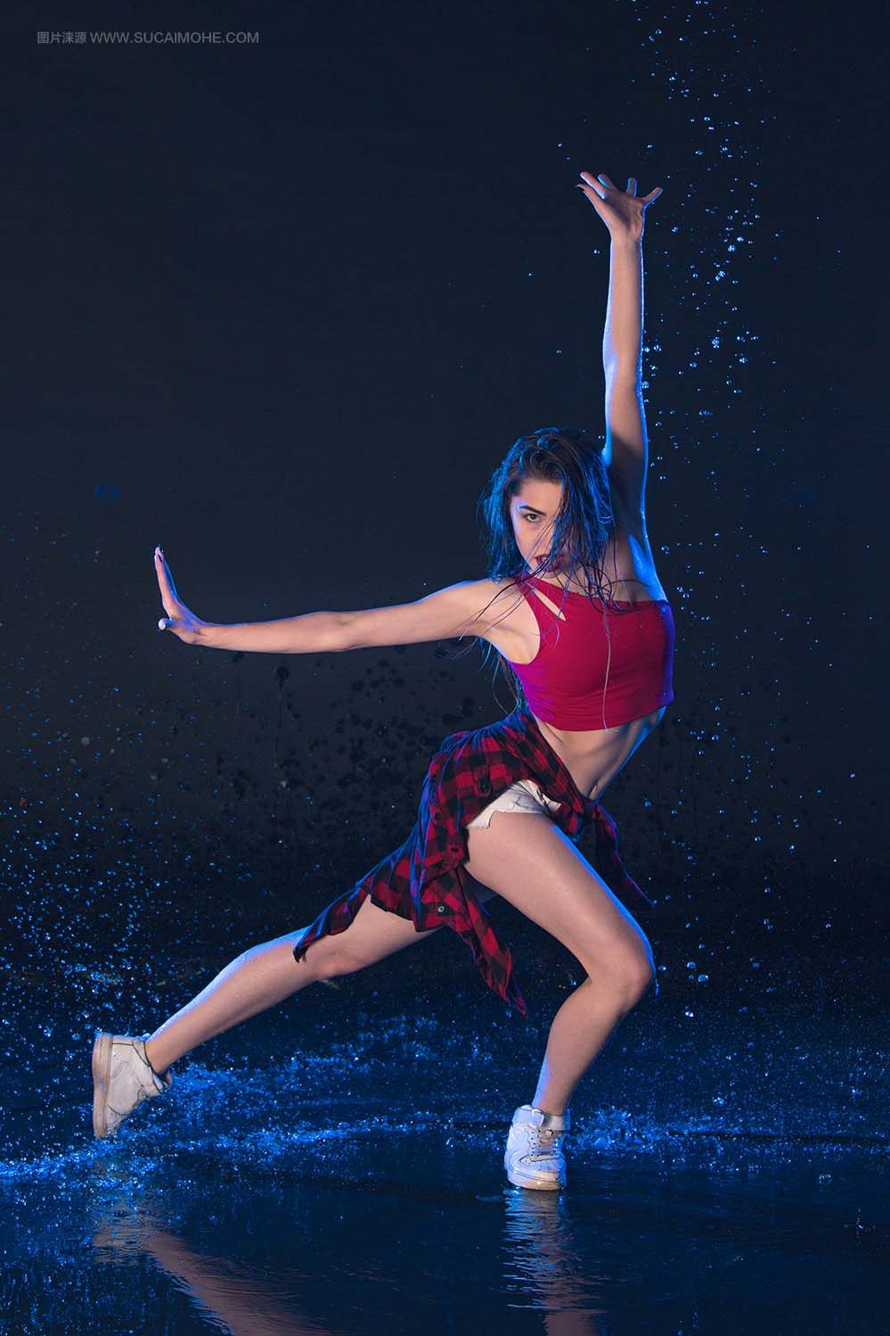 在雨中跳舞的年轻美丽的现代舞蹈家滴免费照片young-beautiful-modern-dancer-dancing-water-drops