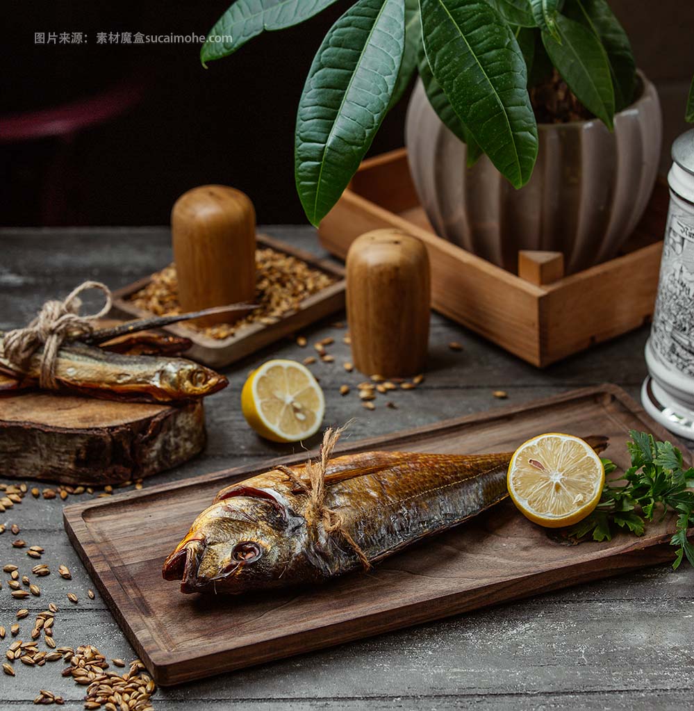 两条熏鱼干配柠檬欧芹木板two-dried-smoked-fishes-served-wooden-board-with-lemon-parsley