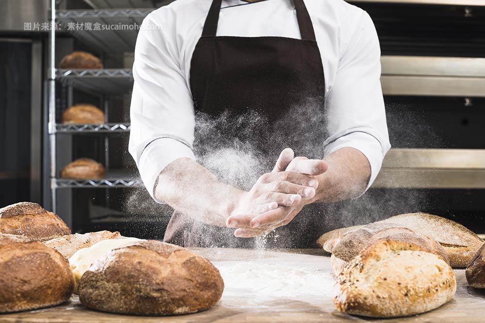 中段-男-面包师-手-掸粉-面粉-木制-案板-烤面包midsection-male-baker-s-hand-dusting-flour-wooden-desk-with