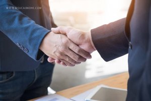 handshake-握手 手 给 业务 男子 报价 合作 协同作用 协议 合同 结算 交易