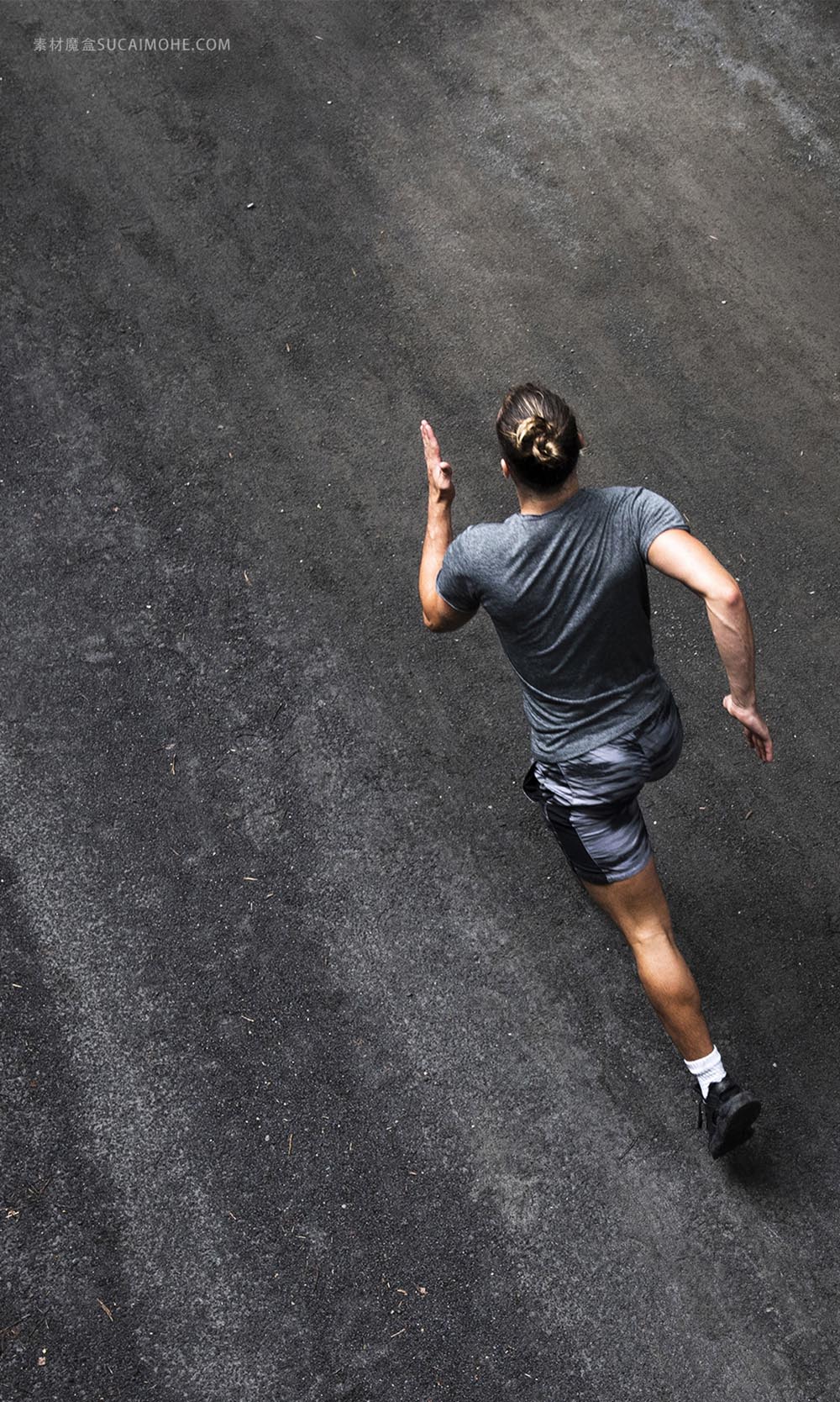 running-运行 体育 竞赛 运动员 大厅 速度 身体素质 男人 高清大图 清晨 阳光 高山 长发 金发