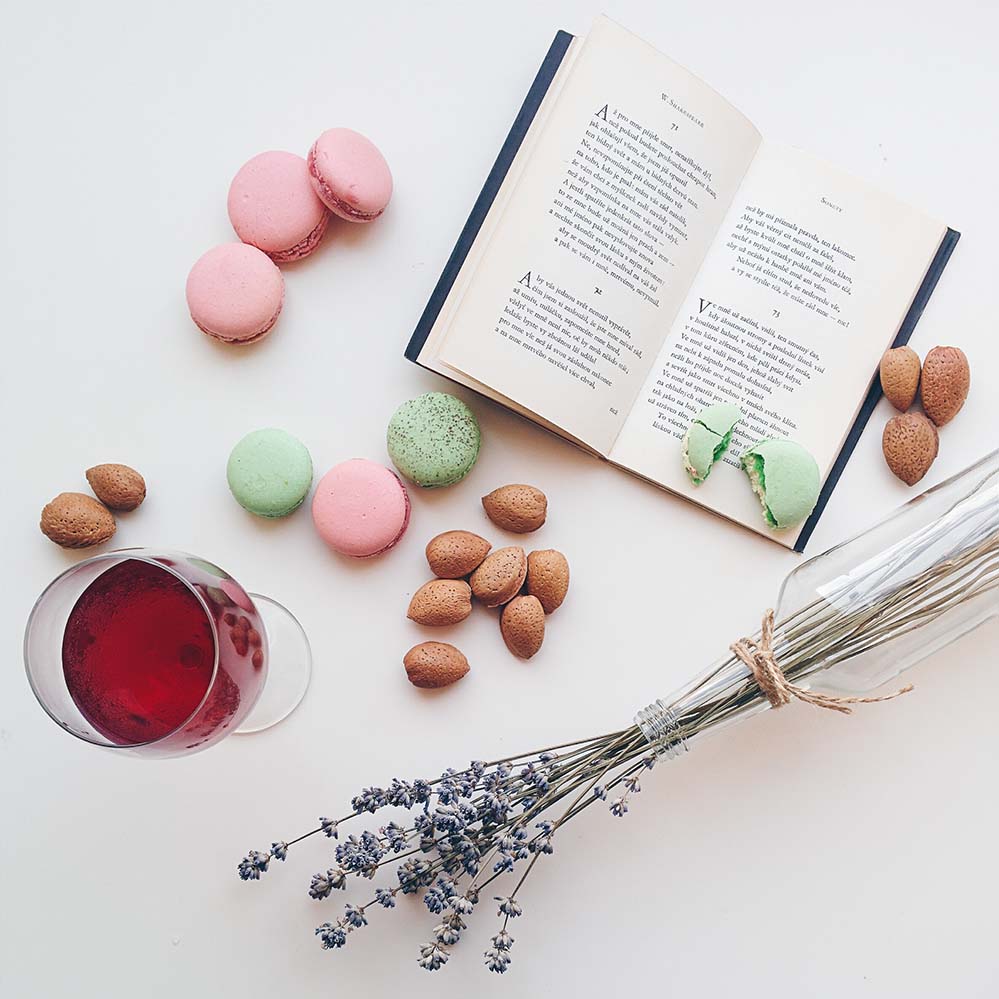 文艺气息马卡龙产品照relax-with-macarons-drink-and-a-book
