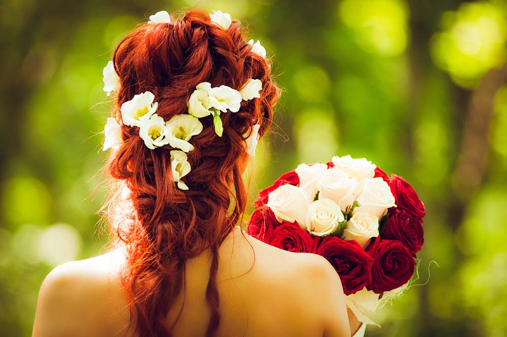 bride-新娘 结婚 婚礼 红色的头发 红玫瑰 花圈 发型 头发的发型 发型设计 鲜花 婚礼装饰  高清