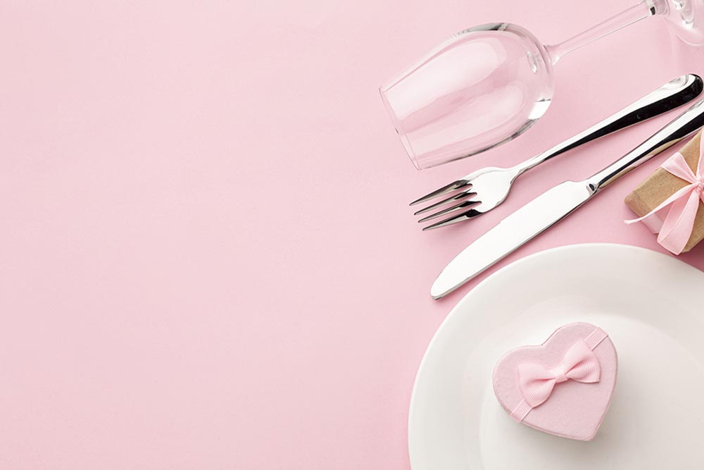 构图-情人节-晚餐-粉色-背景-复印-空间composition-valentine-s-day-dinner-pink-background-with-copy-space