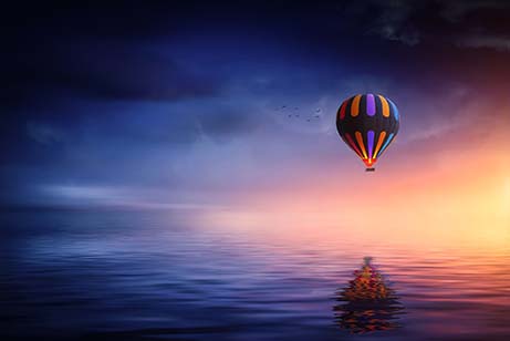 hot-air-balloon-热气球 湖 气球 日落 蓝色 黄色 多彩 天空 云 反思 浮动 梦 幻想 高清摄影大图