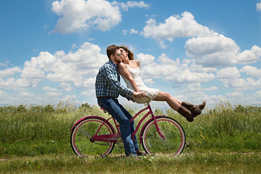 engagement-订婚 夫妇 浪漫 自行车 幸福 一起 关系 对年轻的夫妇 爱 幸福的年轻夫妇 户外 两人