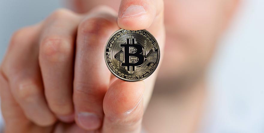 bitcoin-比特币 加密货币 货币 钱 手 保持 名片 板 跟踪 电路 芯片 连接 数据 行
