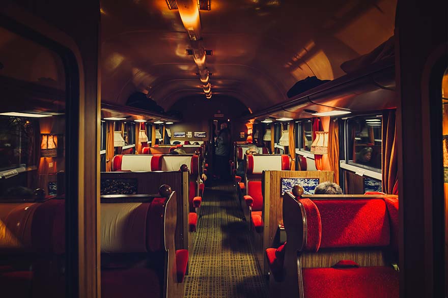 train-火车 隔间 马车 头等舱 怀旧之情 复古 旅行 特别道口 舒适 红色 天鹅绒 在晚上