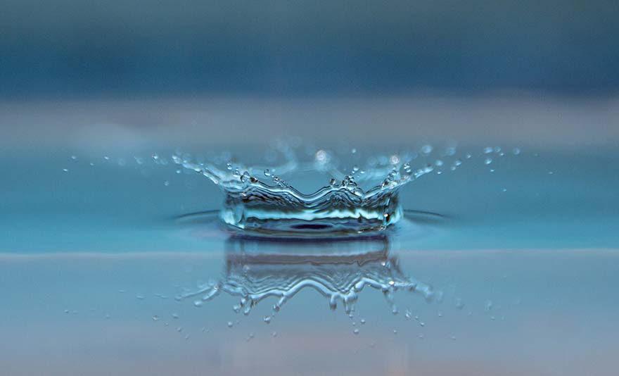 drop-of-water-一滴水 注入 水 滴 湿 关闭 雨滴 宏 镜像 表面 冠