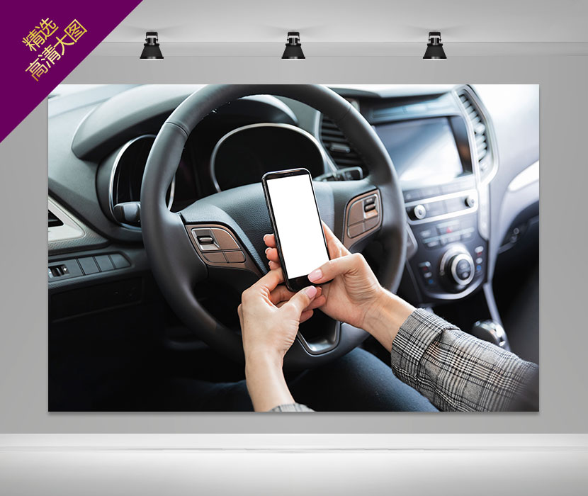 美女在车内使用手机APP导航或者购物woman-car-holding-phone-mock-up