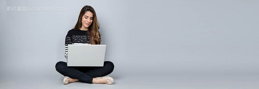 woman-女子 笔记本电脑 业务 博客 博主 女性 年轻 工作 坐 快乐 女实业家 微笑 妇女