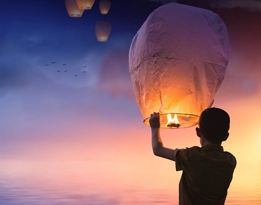 气球 中国的灯笼 灯笼 闪亮 天空 男孩 日落 黄昏 浪漫 傍晚的天空 余辉 心情