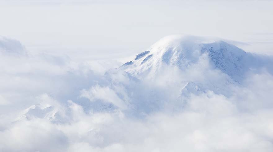 洁白的雪山冒出在白云之上6k图片