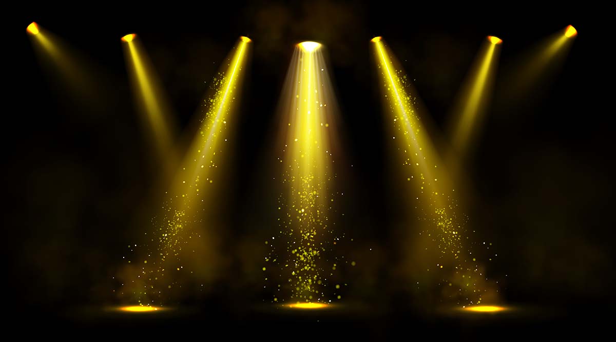 舞台灯光，金光聚光灯下有烟和火花stage-lights-gold-spotlight-beams-with-smoke-sparkles